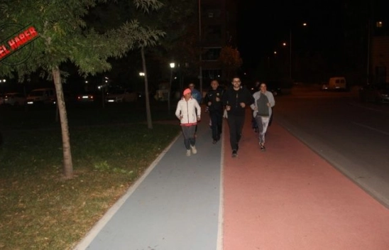 Parkta her yaştan mahalle sakini spor yapıyor