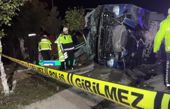 Sarıçam'da otobüs kazası: 8 kişi ambulanslarla hastanelere kaldırıldı