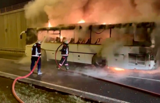 Seyir halindeki servis otobüsünde yangın çıktı