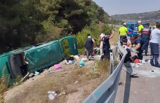 Sivas Koyulhisar'da Minibüs Devrildi: 13 Kişi Yaralandı