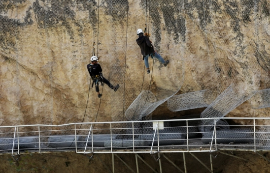 Tohma Kanyonu'nun yamaçlarına çelik ağ örülüyor