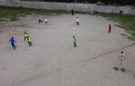 Toprak sahada 31 yıldır futbol oynamanın keyfini yaşıyorlar