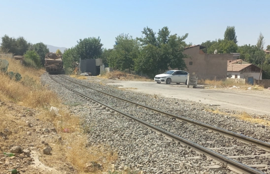 Tren otomobile çarptı, sürücü ağır yaralı