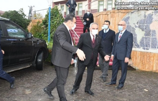 TÜBİTAK Başkanı Mandal ADYÜ'deki bilimsel çalışmaları inceledi