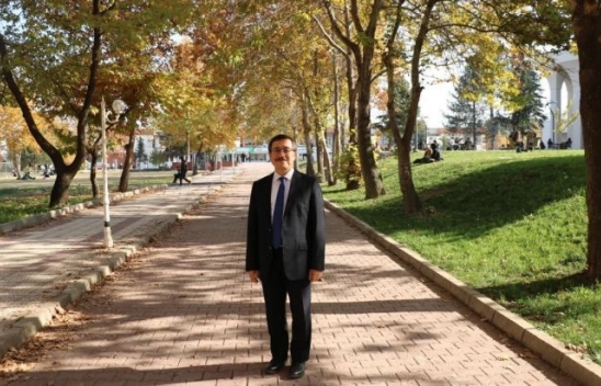 Üniversitede sonbahar ile kartpostallık manzara