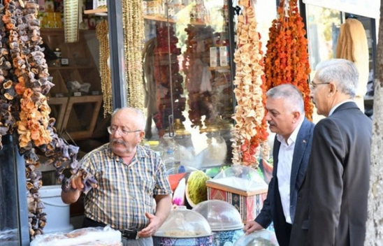 Vali Ersin Yazıcı, Şehit Hamit Fendoğlu Cadde Esnafını ziyaret etti.