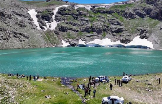 Van'ın Zirvesinde Görsel Şölen: Buzul Gölü Ziyaretçi Akınına Uğruyor