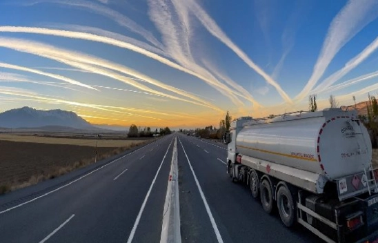 Van semalarındaki uçak izleri gökyüzünü süsledi