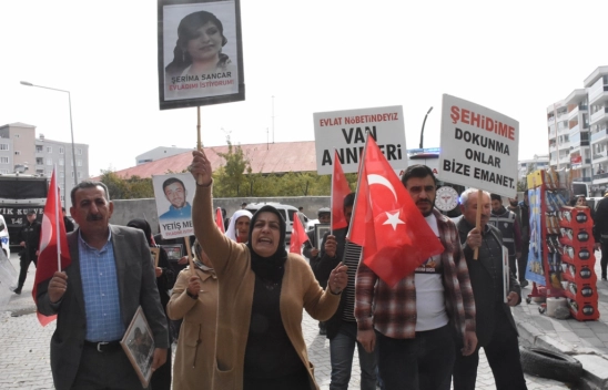 Vanlı aileler çocuklarına kavuşmak için HDP İl Başkanlığı önündeki eylemlerini sürdürdü