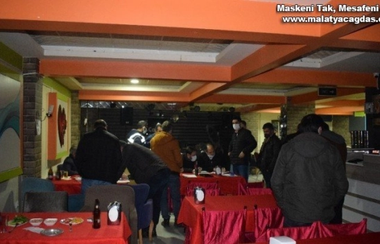 Yasağı delip eğlence mekanında yakalandılar