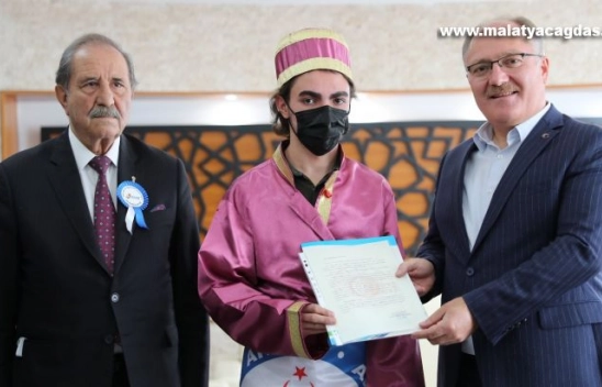 Yılın kalfası ve çırağı kaftanını giydi