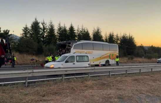 Yolcu Otobüsü Kamyona Çarptı: 1 Ölü, 10 Yaralı