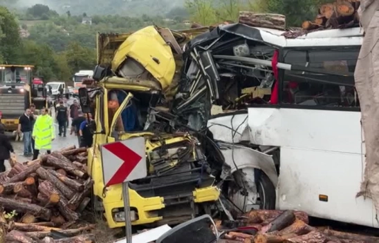 Yolcu otobüsü tomruk yüklü kamyonla çarpıştı: 2 ölü, 23 yaralı