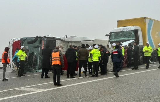 Yolcu otobüsünün devrilmesi sonucu 4 kişi öldü, 36 kişi yaralandı