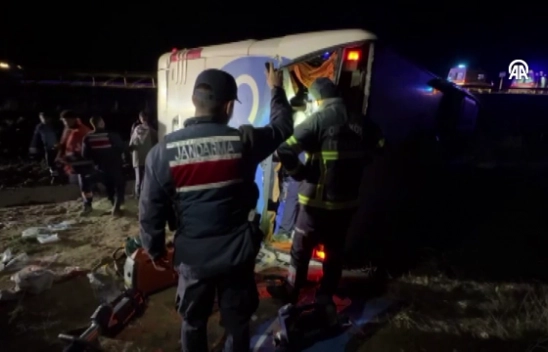 Yolcu otobüsünün devrilmesi sonucu 2 kişi öldü, 34 kişi yaralandı