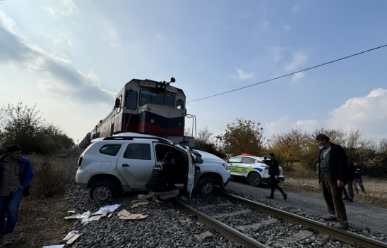 Yük treninin otomobile çarpması sonucu 2 kişi yaralandı