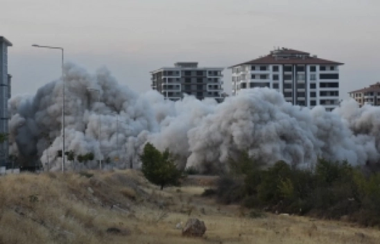 13 katlı ağır hasarlı bina, patlayıcı kullanılarak yıkıldı