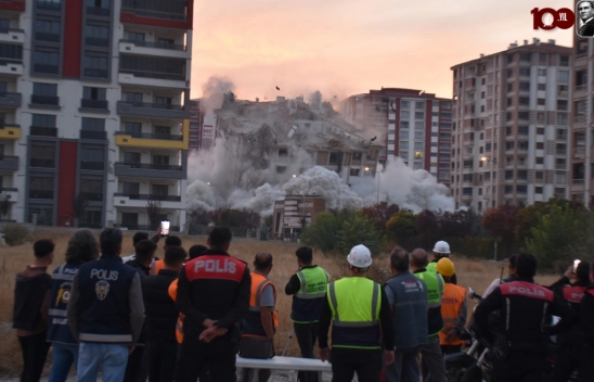 13 katlı bina patlayıcı kullanılarak yıkıldı