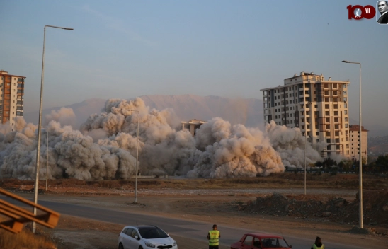 15'er katlı 3 bina aynı anda patlayıcı kullanılarak yıkıldı