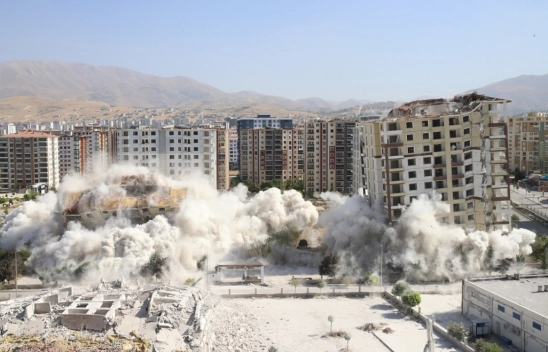 2 bina patlayıcı yardımıyla yıkıldı