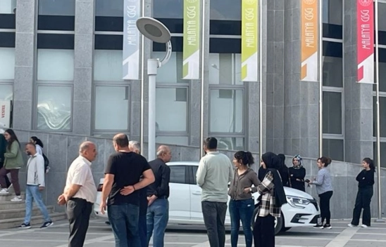 4,3 büyüklüğündeki deprem anı Kameraya Yansıdı