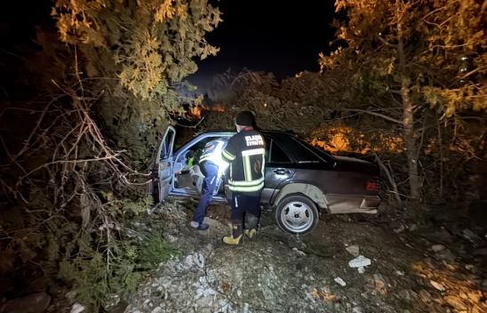 Ağaçlara çarpan otomobildeki 4 kişi yaralandı
