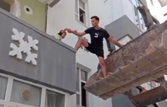 Ağır hasarlı binada mahsur kalan çocuk iş makinesiyle kurtarıldı