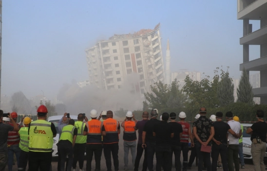 Ağır hasarlı binalar patlayıcı kullanarak yıkıldı