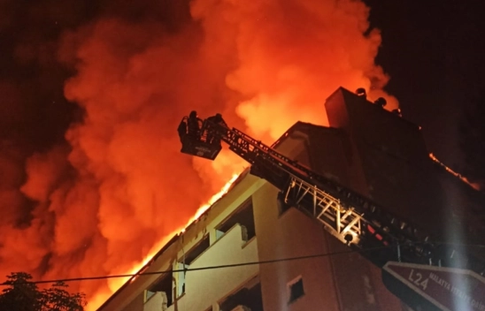 Ağır hasarlı okulun çatısında çıkan yangın söndürüldü