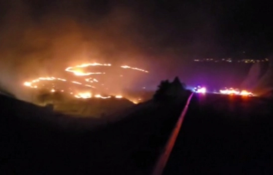 Akçadağ ilçesinde dağlık alanda çıkan yangına müdahale ediliyor