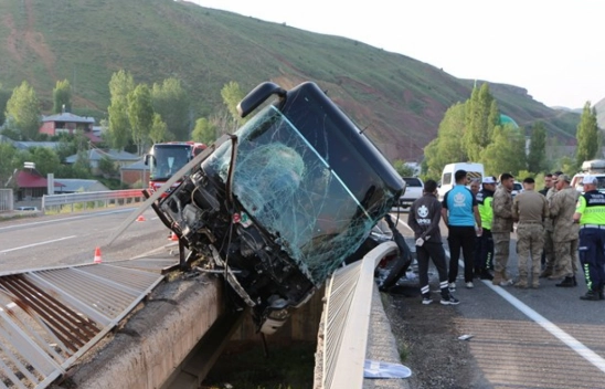 Bingöl'de devrilen yolcu otobüsündeki 3 kişi ağır yaralandı