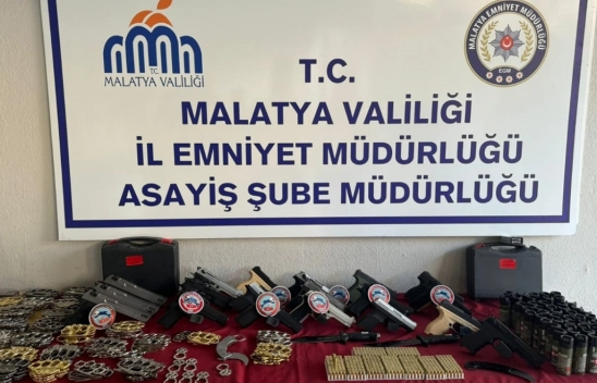 Bir iş yerinde ruhsatsız 20 silah ele geçirildi