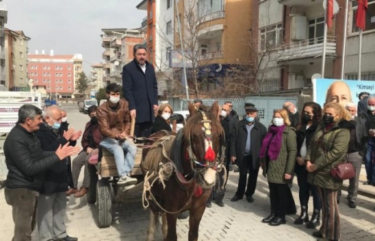 CHP İl Başkanı Kiraz, at arabasına binerek, akaryakıt zamlarını protesto etti.