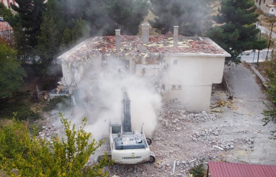Darende'de ağır hasarlı binaların yıkımı sürüyor