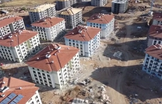 Deprem konutlarında dış cephe işlemleri yapılıyor