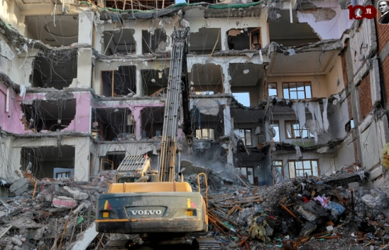 Depremde ağır hasar alan binaların yıkımı sürüyor