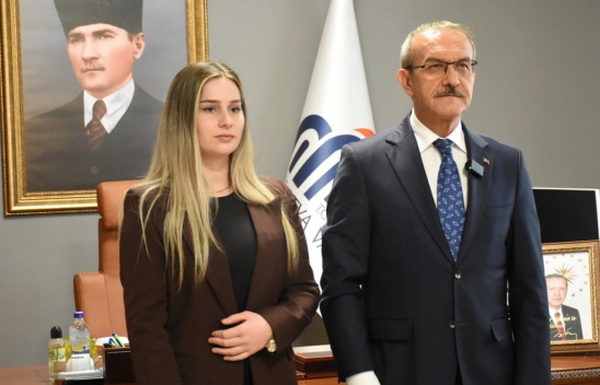 Depremde Engelli Öğrenciyi Kucağında Taşıyan Öğretmene Başarı Belgesi Verildi