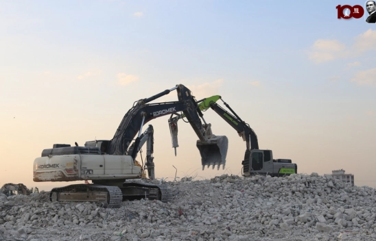 Depremden etkilenen Malatya'da 'hayalet binalar'ın yıkımı sürüyor