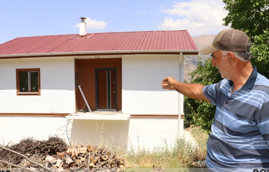 Depremzede Sekman: TOKİ bize ev yaptı ama merdiveni yok!