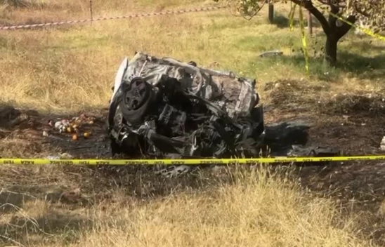 Devrilip alev alan otomobildeki 2 kişi öldü