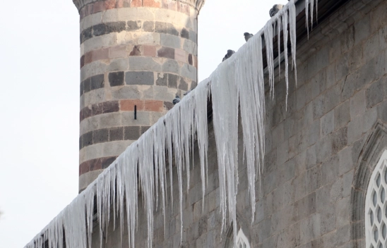 Doğu Anadolu'daki 5 ilde soğuk havanın etkisiyle buzlanmalar oluştu