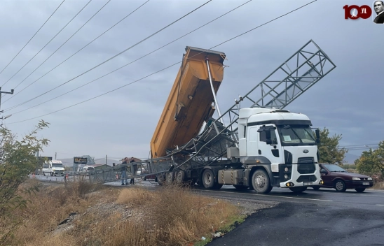 Dorsesi açık kalan kamyon trafik bilgilendirme panosunu yerinden söktü