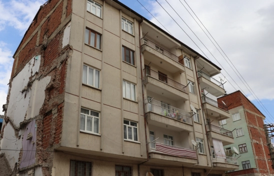Elazığ'da evleri ağır hasar alanlar yaşadıklarını anlattı: