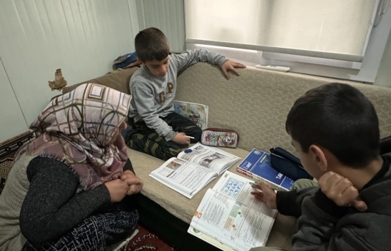 Enkaz altında kalmaktan son anda kurtulan aile yaşadıklarını unutamıyor