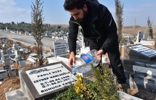 Enkaz altındaki ailesini cep telefonu sinyaliyle bulan Hanlıoğlu, yaşadıklarını unutamıyor