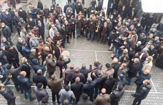 Esnaf doların düşüşünü halaylarla kutladı