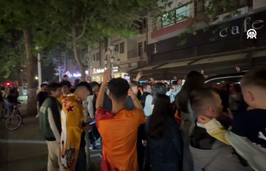 Galatasaray taraftarları şampiyonluğu kutladı