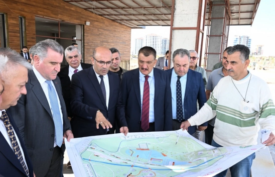 Gençlik ve Spor Bakanı Osman Aşkın Bak, 100. Yıl Parkı'nı gezdi