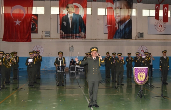Hakkari'de askeri bando konser verdi