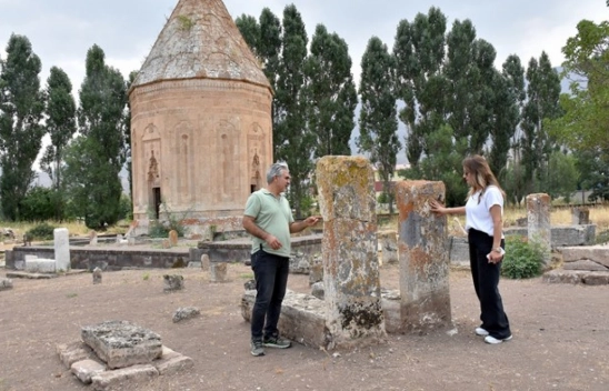 Halime Hatun Kümbeti Yakınında Yeni Mezarlar Ortaya Çıktı